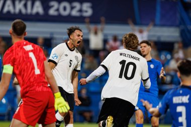 Max Rosenfelder ve Nick Woltemade, Almanya ve Slovenya milli takımları arasında oynanan UEFA U-21 2025 maçında gol attıktan sonra kutlama yaparken görüldü (Maciej Rogowski)