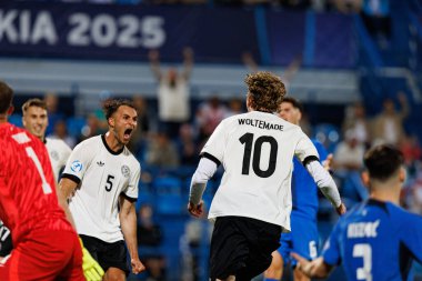 Max Rosenfelder ve Nick Woltemade, Almanya ve Slovenya milli takımları arasında oynanan UEFA U-21 2025 maçında gol attıktan sonra kutlama yaparken görüldü (Maciej Rogowski)