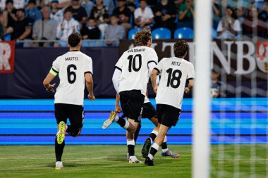 Nick Woltemade, Almanya ve Slovenya milli takımları arasında oynanan UEFA U-21 2025 maçında gol attıktan sonra kutlama yaparken görüldü (Maciej Rogowski)