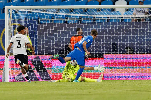 Tio Cipot ve Noah Atubolu, Almanya ve Slovenya milli takımları arasında oynanan UEFA U-21 2025 maçında görüldü (Maciej Rogowski)
