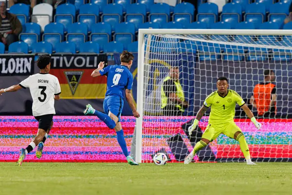 Tio Cipot ve Noah Atubolu, Almanya ve Slovenya milli takımları arasında oynanan UEFA U-21 2025 maçında görüldü (Maciej Rogowski)