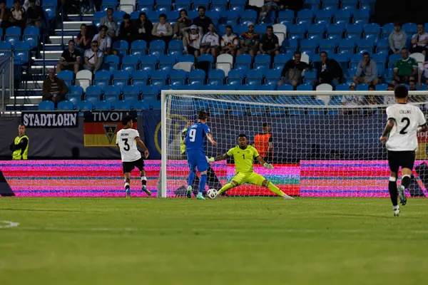 Tio Cipot ve Noah Atubolu, Almanya ve Slovenya milli takımları arasında oynanan UEFA U-21 2025 maçında görüldü (Maciej Rogowski)