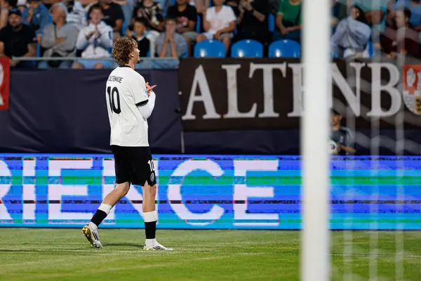 Nick Woltemade, Almanya ve Slovenya milli takımları arasında oynanan UEFA U-21 2025 maçında gol attıktan sonra kutlama yaparken görüldü (Maciej Rogowski)