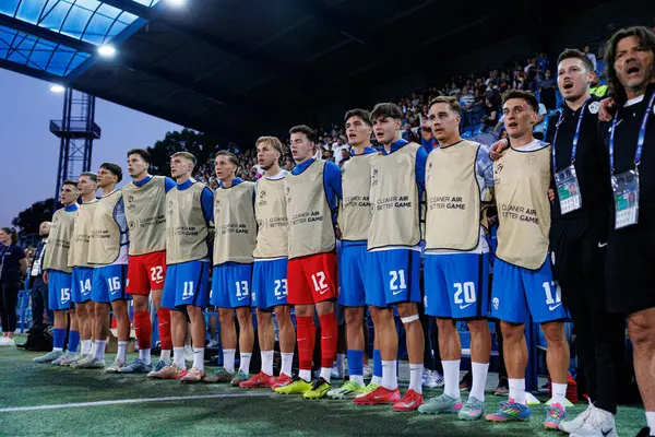 Slovenya 'nın yedek oyuncuları, Almanya ve Slovenya milli takımları arasında oynanan UEFA U-21 2025 maçında görüldü (Maciej Rogowski)