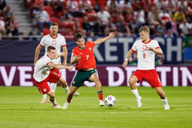 Mateusz Legowski, Paulo Bernardo ve Jakub Kaluzinski, UEFA Euro U-21 2025 maçında Portekiz ve Polonya milli takımları arasında görüldü (Maciej Rogowski)