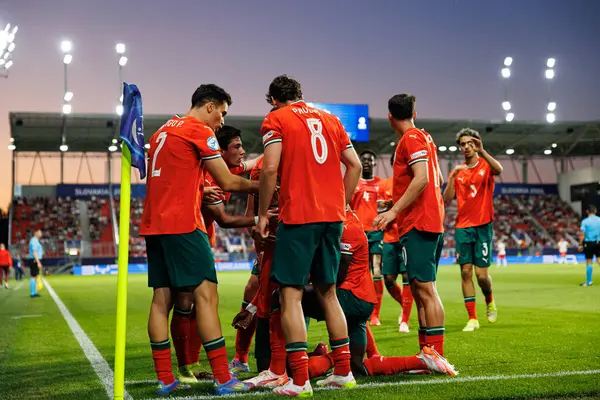 Portekiz 'in oyuncuları, Portekiz ve Polonya milli takımları arasında oynanan UEFA Euro U-21 2025 maçında Geovany Quenda' dan gol üstüne gol atarken görüldü (Maciej Rogowski)