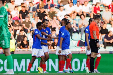 Fransa 'nın oyuncuları, UEFA Euro U-21 2025 maçında Fransa ve Polonya milli takımları arasında Matthis Abline' den gol üstüne gol atarken görüldü (Maciej Rogowski)