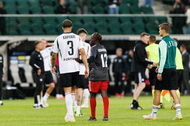 Steven Kapuadi ve Amadou Doumbouya UEFA Avrupa Ligi 1. tur eleme maçında Stadion Miejski Legii Warszawa 'daki Legia Warszawa ve FK Aktobe takımları arasında oynandı.)