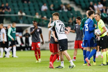 Marc Gual ve Bogdan Vatajelu, UEFA Avrupa Ligi 1. tur eleme maçında Stadion Miejski Legii Warszawa 'daki Legia Warszawa ve FK Aktobe takımları arasında oynuyordu (Maciej Rogowski)