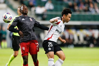 Ayan Baidavletov ve Ryoya Morishita, UEFA Avrupa Ligi 1. tur eleme maçında Stadion Miejski Legii Warszawa 'daki Legia Warszawa ve FK Aktobe takımları arasında oynandı (Maciej Rogowski)