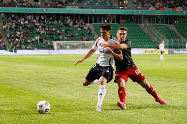 Bartosz Kapustka ve Bogdan Vatajelu, UEFA Avrupa Ligi 1. tur eleme maçında Stadion Miejski Legii Warszawa 'daki Legia Warszawa ve FK Aktobe takımları arasında oynandı.)