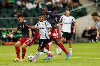 Daniyar Ussenov ve Juergen Elitim, UEFA Avrupa Ligi 1. tur eleme maçında Legia Warszawa ve FK Aktobe takımları arasında Stadion Miejski Legii Warszawa (Maciej Rogowski))