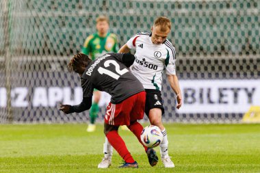 Amadou Doumbouya ve Patryk Kun, UEFA Avrupa Ligi 1. tur eleme maçında Legia Warszawa ve FK Aktobe takımları arasında Stadion Miejski Legii Warszawa (Maciej Rogowski)