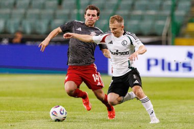 Vyacheslav Shvyrev ve Patryk Kun UEFA Avrupa Ligi 1. tur eleme maçında Stadion Miejski Legii Warszawa 'daki Legia Warszawa ve FK Aktobe takımları arasında oynandı (Maciej Rogowski)