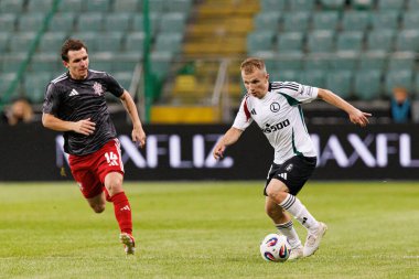 Vyacheslav Shvyrev ve Patryk Kun UEFA Avrupa Ligi 1. tur eleme maçında Stadion Miejski Legii Warszawa 'daki Legia Warszawa ve FK Aktobe takımları arasında oynandı (Maciej Rogowski)