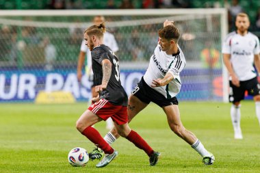 Bogdan Vatajelu ve Marc Gual, UEFA Avrupa Ligi 1. tur eleme maçında Legia Warszawa ve FK Aktobe takımları arasında Stadion Miejski Legii Warszawa (Maciej Rogowski))