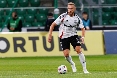 UEFA Avrupa Ligi 1. tur eleme maçında Rafal Augustyniak, Legia Warszawa ve FK Aktobe takımları arasında Stadion Miejski Legii Warszawa 'da (Maciej Rogowski)