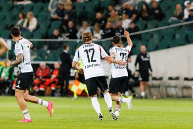 Radovan Pankov ve Vahan Bichakhchyan, UEFA Avrupa Ligi 1. tur eleme maçında Stadion Miejski Legii Warszawa 'da FK Aktobe ve Legia Warszawa takımları arasında gol attıktan sonra kutlama yaparken görüldü (Maciej Rogowski)