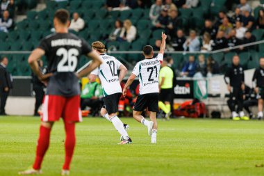 Radovan Pankov ve Vahan Bichakhchyan, UEFA Avrupa Ligi 1. tur eleme maçında Stadion Miejski Legii Warszawa 'da FK Aktobe ve Legia Warszawa takımları arasında gol attıktan sonra kutlama yaparken görüldü (Maciej Rogowski)