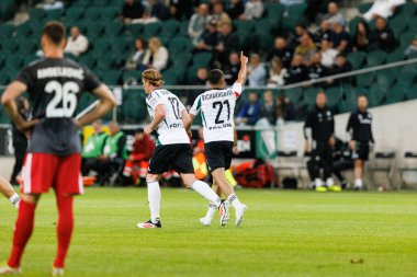 Radovan Pankov ve Vahan Bichakhchyan, UEFA Avrupa Ligi 1. tur eleme maçında Stadion Miejski Legii Warszawa 'da FK Aktobe ve Legia Warszawa takımları arasında gol attıktan sonra kutlama yaparken görüldü (Maciej Rogowski)