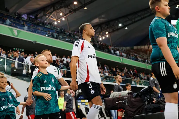 Steve Kapuadi, UEFA Avrupa Ligi 1. tur eleme maçında Stadion Miejski Legii Warszawa 'daki Legia Warszawa ve FK Aktobe takımları arasında oynandı.)