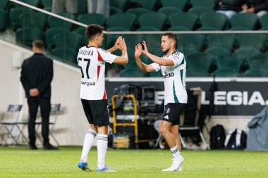 Bartosz Kapustka ve Vahan Bichakhchyan, UEFA Avrupa Ligi 1. tur eleme maçında Stadion Miejski Legii Warszawa (Maciej Rogowski)