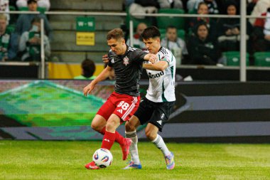 Bogdan Vatajelu ve Bartosz Kapustka, UEFA Avrupa Ligi 1. tur eleme maçında Stadion Miejski Legii Warszawa 'daki Legia Warszawa ve FK Aktobe takımları arasında oynandı (Maciej Rogowski)
