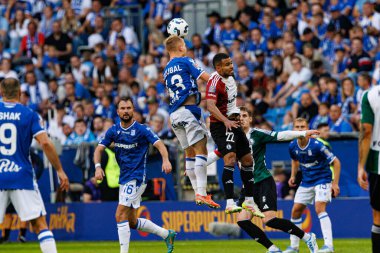 Antoni Kozubal ve Juergen Elitim, Süper Puchar Polski maçında Lech Poznan ve Legia Warszawa (Maciej Rogowski)