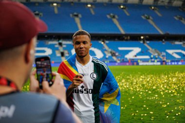 Steve Kapuadi, Süper Puchar Polski maçında Lech Poznan ve Legia Warszawa (Maciej Rogowski) takımları arasında görüldü.)