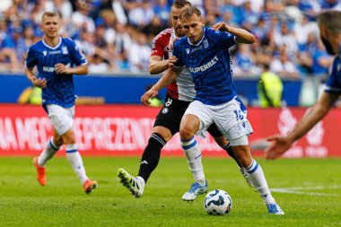 Rafal Augustyniak ve Michal Gurgul, Süper Puchar Polski maçında Lech Poznan ve Legia Warszawa (Maciej Rogowski) takımları arasında görüldü.)