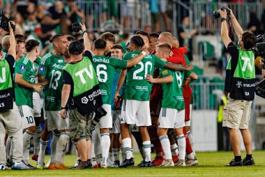 Radomiak oyuncuları PKO BP Ekstraklasa maçında Radomiak Radom ve Pogon Szczecin (Maciej Rogowski) takımları arasında kutlama yaparken görüldü.)