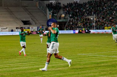 Maurides, Radomiak Radom ve Pogon Szczecin (Maciej Rogowski) takımları arasındaki PKO BP Ekstraklasa maçında gol attıktan sonra kutlarken görülüyor.)