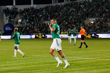 Maurides, Radomiak Radom ve Pogon Szczecin (Maciej Rogowski) takımları arasındaki PKO BP Ekstraklasa maçında gol attıktan sonra kutlarken görülüyor.)