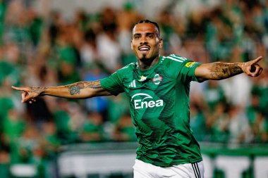 Maurides, Radomiak Radom ve Pogon Szczecin (Maciej Rogowski) takımları arasındaki PKO BP Ekstraklasa maçında gol attıktan sonra kutlarken görülüyor.)