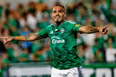 Maurides, Radomiak Radom ve Pogon Szczecin (Maciej Rogowski) takımları arasındaki PKO BP Ekstraklasa maçında gol attıktan sonra kutlarken görülüyor.)