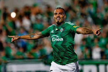 Maurides, Radomiak Radom ve Pogon Szczecin (Maciej Rogowski) takımları arasındaki PKO BP Ekstraklasa maçında gol attıktan sonra kutlarken görülüyor.)