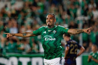 Maurides, Radomiak Radom ve Pogon Szczecin (Maciej Rogowski) takımları arasındaki PKO BP Ekstraklasa maçında gol attıktan sonra kutlarken görülüyor.)