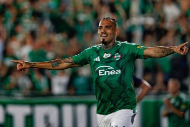 Maurides, Radomiak Radom ve Pogon Szczecin (Maciej Rogowski) takımları arasındaki PKO BP Ekstraklasa maçında gol attıktan sonra kutlarken görülüyor.)