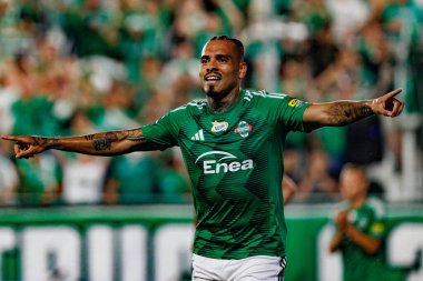 Maurides, Radomiak Radom ve Pogon Szczecin (Maciej Rogowski) takımları arasındaki PKO BP Ekstraklasa maçında gol attıktan sonra kutlarken görülüyor.)