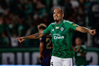 Maurides, Radomiak Radom ve Pogon Szczecin (Maciej Rogowski) takımları arasındaki PKO BP Ekstraklasa maçında gol attıktan sonra kutlarken görülüyor.)