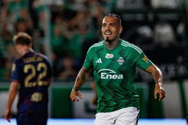 Maurides, Radomiak Radom ve Pogon Szczecin (Maciej Rogowski) takımları arasındaki PKO BP Ekstraklasa maçında gol attıktan sonra kutlarken görülüyor.)