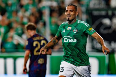 Maurides, Radomiak Radom ve Pogon Szczecin (Maciej Rogowski) takımları arasındaki PKO BP Ekstraklasa maçında gol attıktan sonra kutlarken görülüyor.)