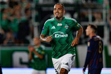 Maurides, Radomiak Radom ve Pogon Szczecin (Maciej Rogowski) takımları arasındaki PKO BP Ekstraklasa maçında gol attıktan sonra kutlarken görülüyor.)