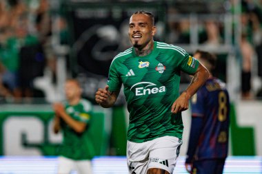 Maurides, Radomiak Radom ve Pogon Szczecin (Maciej Rogowski) takımları arasındaki PKO BP Ekstraklasa maçında gol attıktan sonra kutlarken görülüyor.)