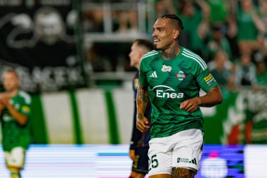 Maurides, Radomiak Radom ve Pogon Szczecin (Maciej Rogowski) takımları arasındaki PKO BP Ekstraklasa maçında gol attıktan sonra kutlarken görülüyor.)