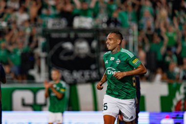 Maurides, Radomiak Radom ve Pogon Szczecin (Maciej Rogowski) takımları arasındaki PKO BP Ekstraklasa maçında gol attıktan sonra kutlarken görülüyor.)