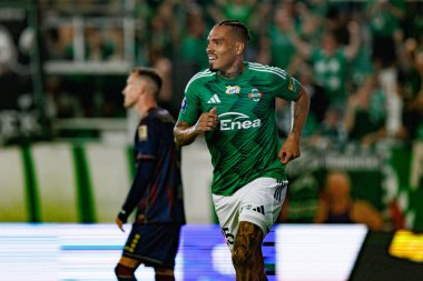 Maurides, Radomiak Radom ve Pogon Szczecin (Maciej Rogowski) takımları arasındaki PKO BP Ekstraklasa maçında gol attıktan sonra kutlarken görülüyor.)