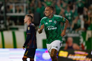 Maurides, Radomiak Radom ve Pogon Szczecin (Maciej Rogowski) takımları arasındaki PKO BP Ekstraklasa maçında gol attıktan sonra kutlarken görülüyor.)