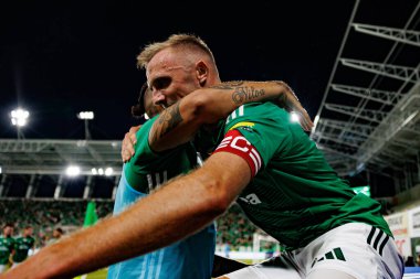 Maurides ve Jan Grzesik, Radomiak Radom ve Pogon Szczecin (Maciej Rogowski) takımları arasındaki PKO BP Ekstraklasa maçında gol attıktan sonra kutlama yaparken görüldü.)