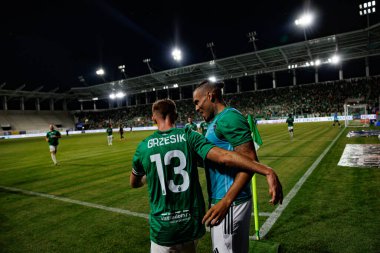 Maurides ve Jan Grzesik, Radomiak Radom ve Pogon Szczecin (Maciej Rogowski) takımları arasındaki PKO BP Ekstraklasa maçında gol attıktan sonra kutlama yaparken görüldü.)